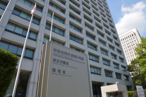 環境省は2019年9月2日、中央環境審議会大気・騒音振動部会石綿飛散防止小委員会(委員長:大塚直・早稲田大学大学院教授)で、石綿含有建材の除去などに伴う飛散防止の強化を打ち出した(写真:日経アーキテクチュア)