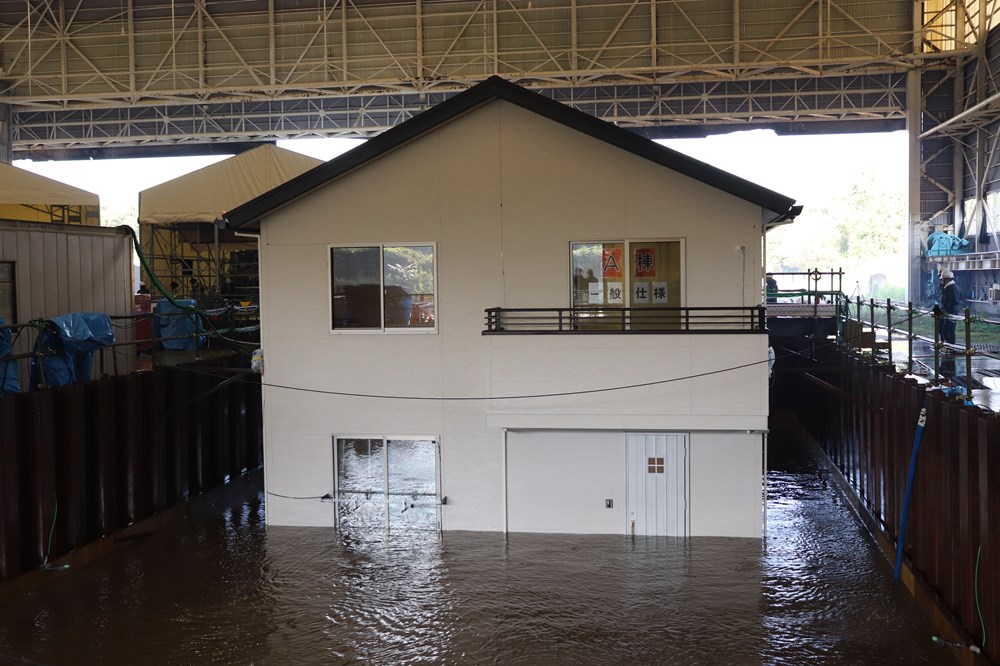ゲリラ豪雨の洪水被害を実大住宅で実験 | 日経クロステック（xTECH）