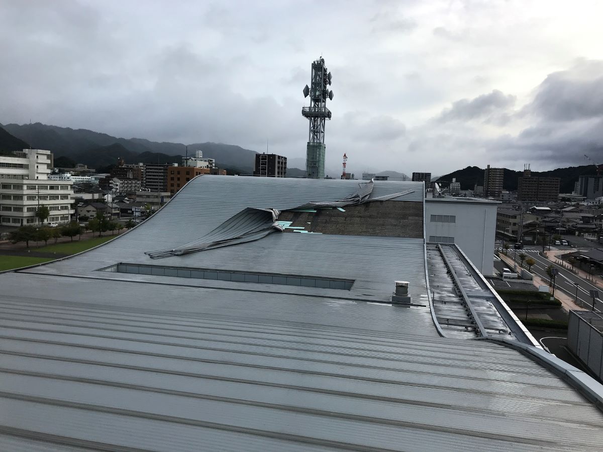 15年前にも飛散 台風17号で山口情報芸術センターの屋根がめくれる 日経クロステック Xtech