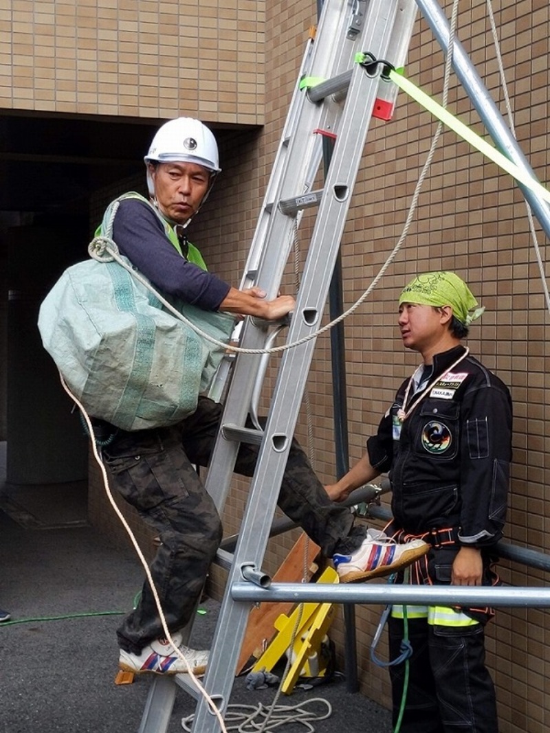 平時にブルーシート張りの訓練を 台風15号の教訓 日経クロステック Xtech 平時にブルーシート張りの訓練を 台風15号の教訓 日経クロステック Xtech