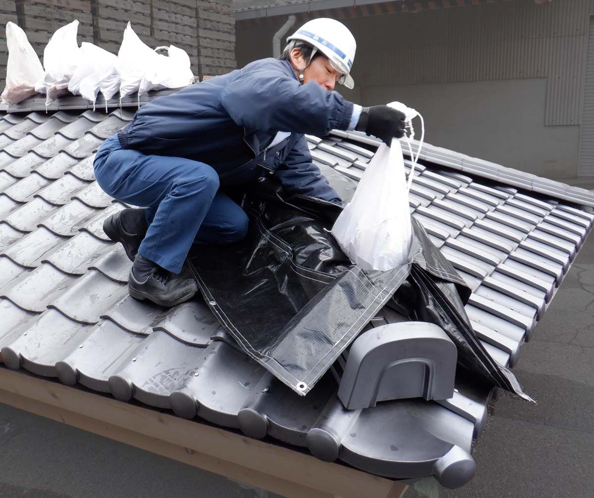 台風などで被災した屋根の棟養生専用シートを製品化 | 日経クロス