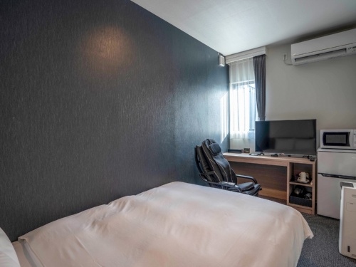 レスキューホテルのベッドルーム。各コンテナにはエアコンが付いている（写真：デベロップ）