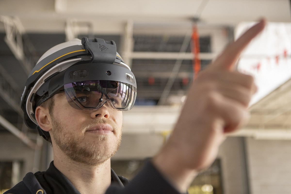 ヘルメットとHoloLens 2が合体したMR機、ニコンと米トリンブルの合弁
