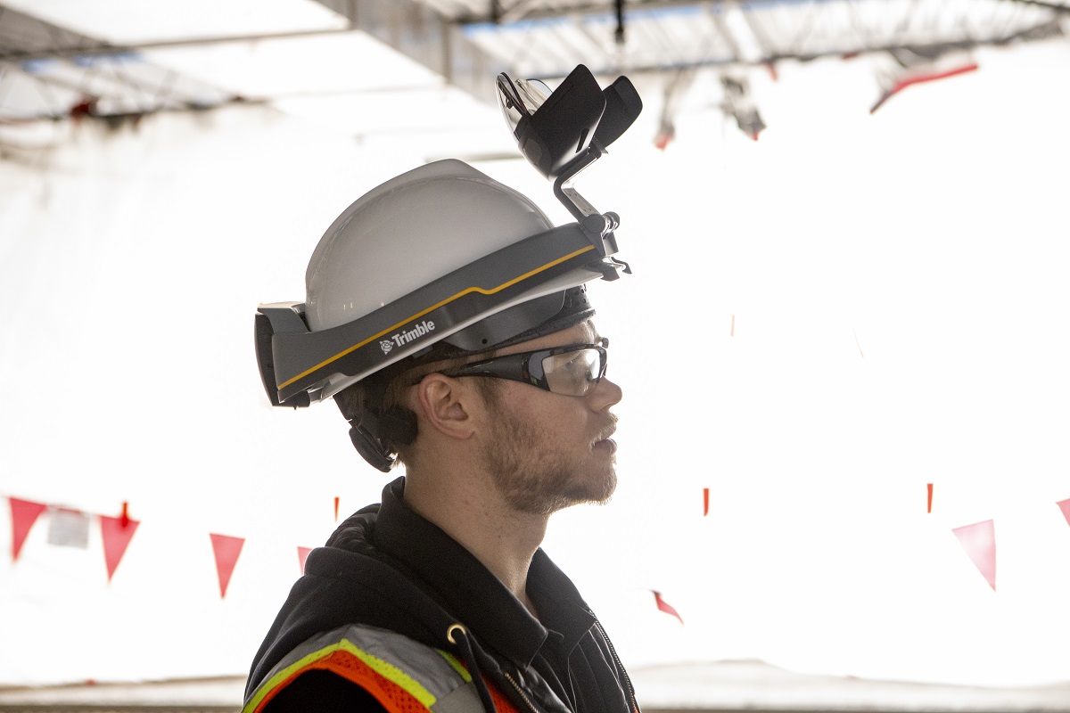 ヘルメットとHoloLens 2が合体したMR機、ニコンと米トリンブルの合弁