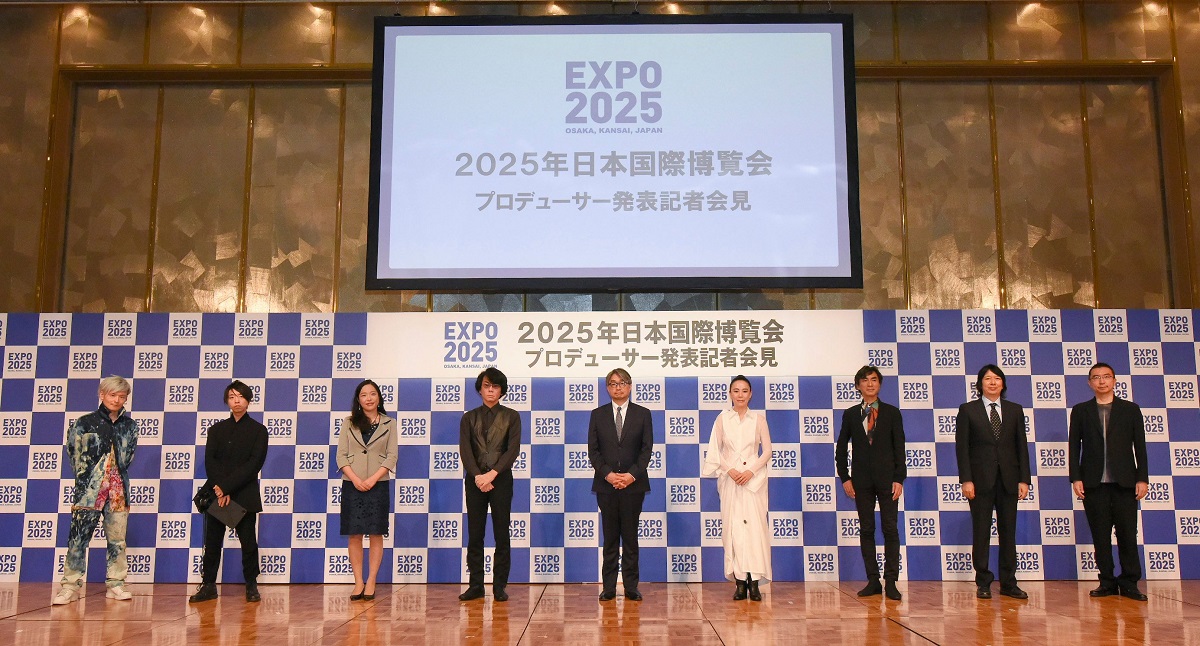 20年7月13日の記者会見に出席したプロデューサーたち。右端に立つのが藤本氏（写真：2025年日本国際博覧会協会）