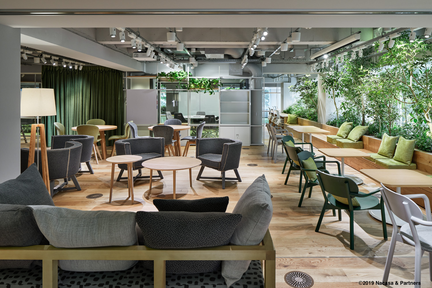 「point 0 marunouchi」の内観。出資する大企業に加えて複数のベンチャー企業などが入居し、IoT（モノのインターネット）によるオープン空間データベースプラットフォームを構築してきた（提供：point 0）