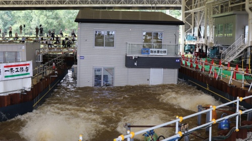 防災科学技術研究所の施設内で「耐水害住宅」の実証実験をする様子(写真:日経アーキテクチュア)