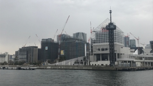 写真右が「晴海客船ターミナル」。写真奥に見えるのは建設中の「HARUIMI FLAG」(晴海フラッグ)。2019年3月撮影(写真:日経アーキテクチュア)