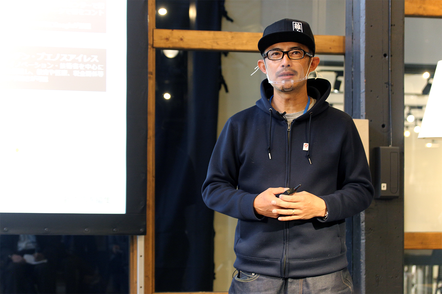 都市空間におけるコモングラウンド概念を提唱し、コモングラウンド・リビングラボのディレクターを担う建築家の豊田氏。noizパートナー、gluonパートナー、東京大学生産技術研究所客員教授などとして活動する他、25年日本国際博覧会協会People’s Living Lab促進会議有識者を務める（写真：日経クロステック）