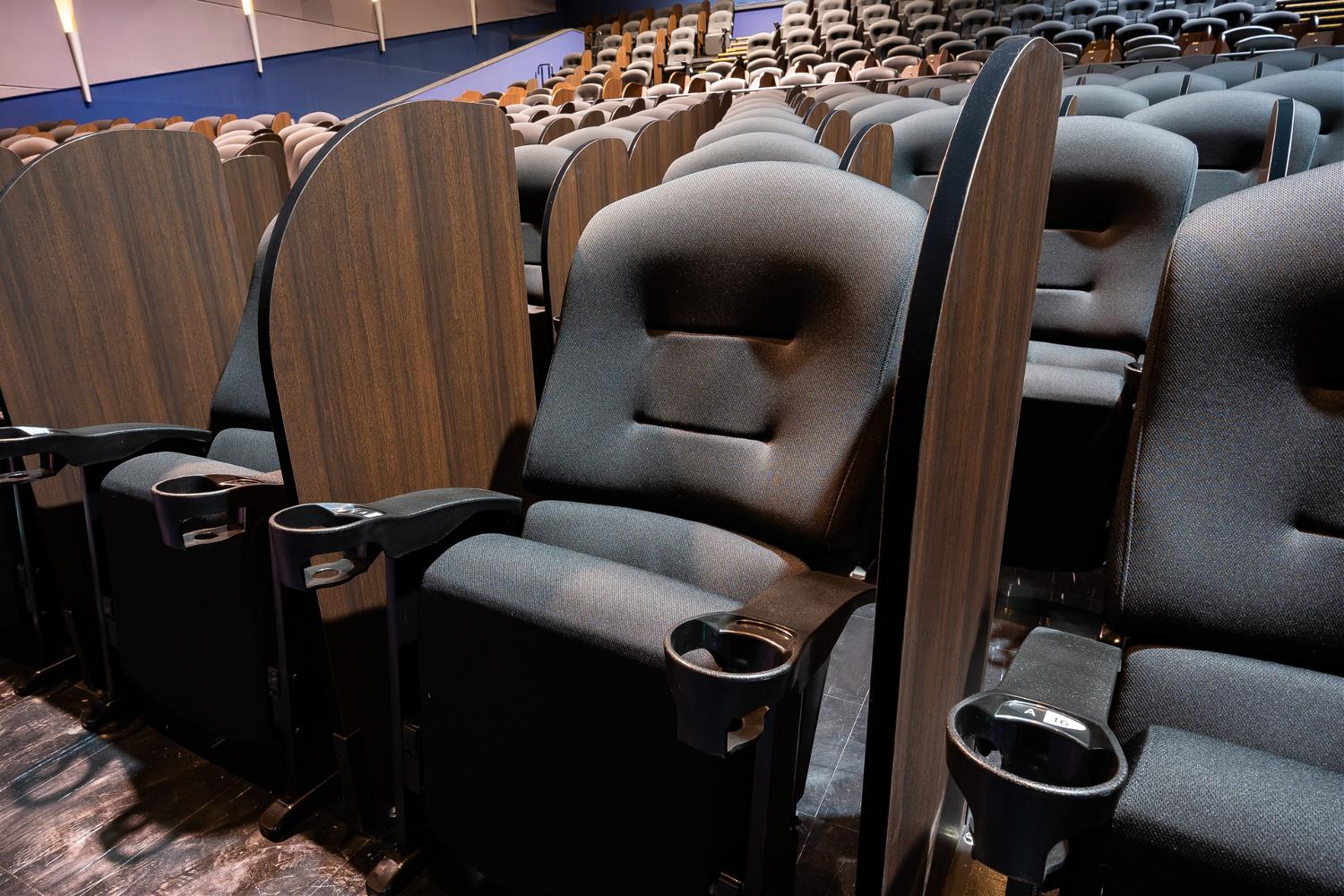 イオンシネマ市川妙典スクリーン内の通常座席部分。一般的には、肘掛けとドリンクホルダーは隣接する各席の間に1つずつ設置されているのみだ（写真：イオンエンターテイメント）