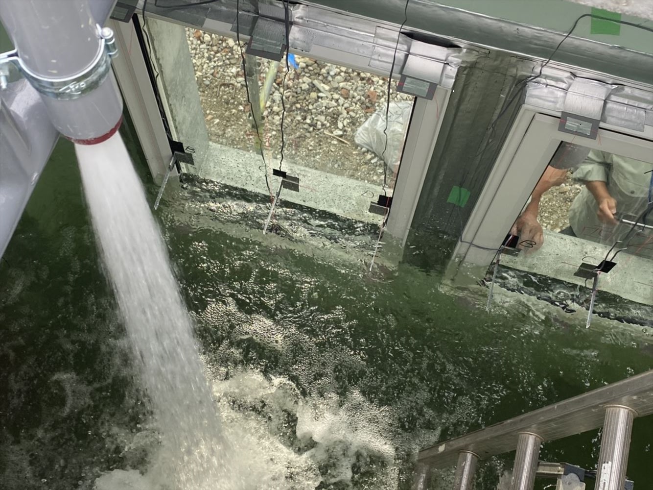 RC造の実験棟の開口部に止水対策を施し、実験棟内に深さ3mまで水を入れて開口部からの漏水の有無や量を調べた（写真：信州大学工学部遠藤洋平研究室）