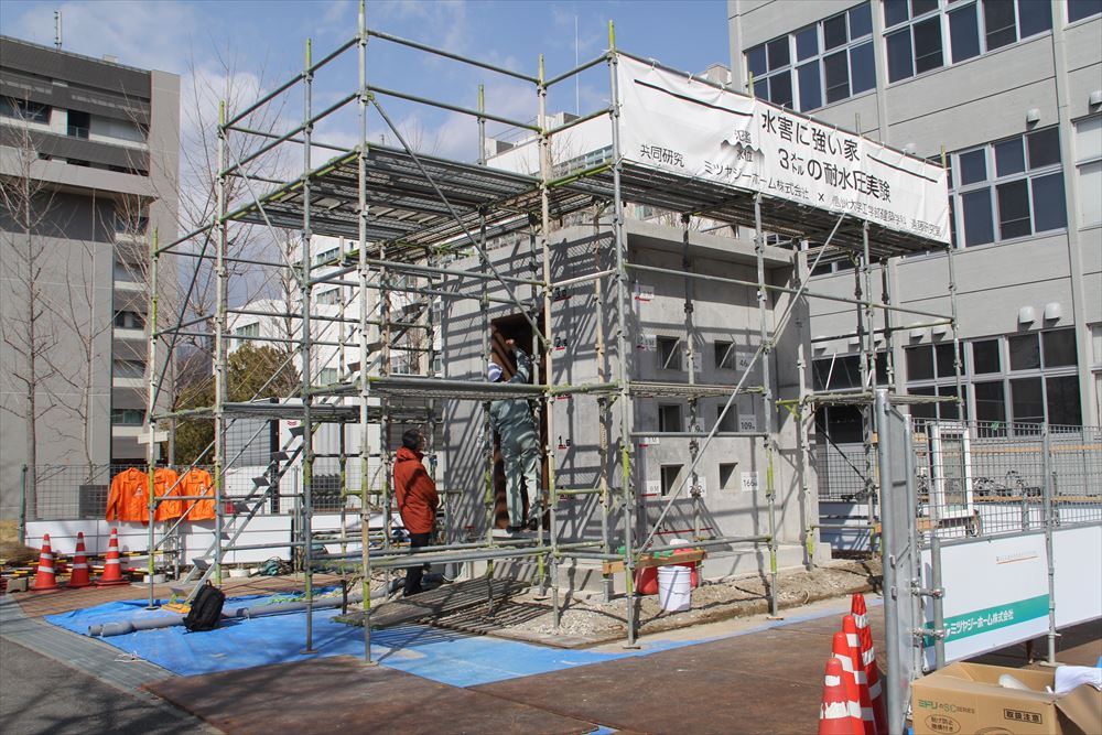2021年3月16日に信州大学工学部の構内で実施した公開実験の様子（写真：日経アーキテクチュア）