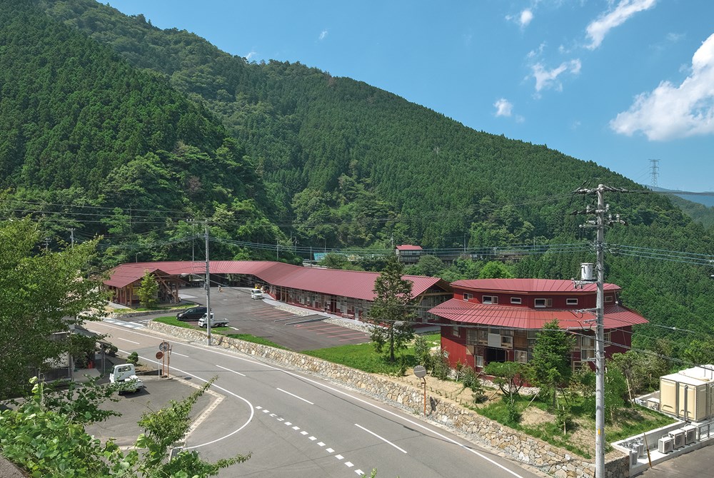徳島県上勝町に完成した「上勝町ゼロ・ウェイストセンター」の外観（写真：生田 将人）