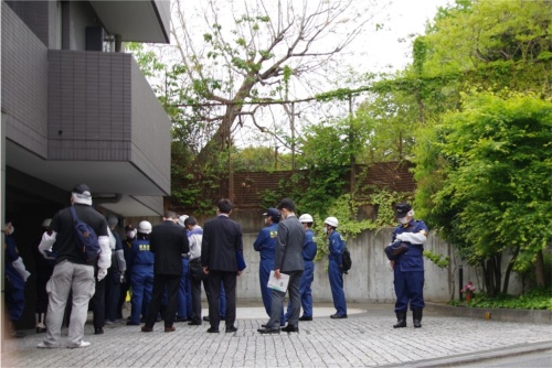 事故翌日の2021年4月16日、警察や消防による現場検証が始まった。同日撮影(写真:日経クロステック)