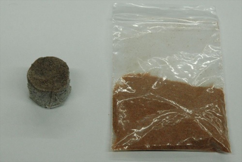 砂漠の砂から製造した硬化体と原料のナミブ砂漠(ナミビア)の砂(写真:日経クロステック)