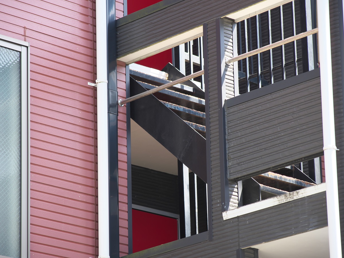 築8年のアパートで共用階段が崩落して1人死亡 八王子市が調査を開始 日経クロステック Xtech