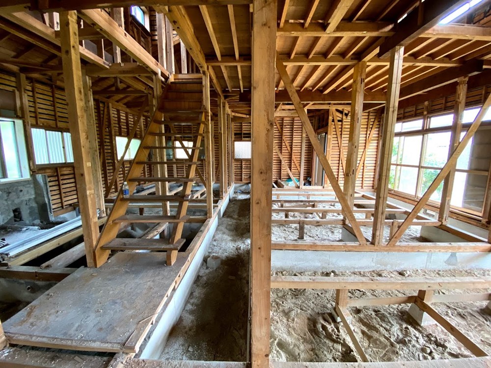 住宅をスケルトンにした様子。2020年8月撮影（写真：プレイス・コーポレーション、YKK AP）