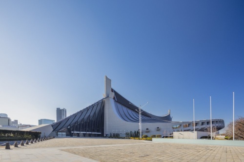 第一体育館北側の外観。つり屋根構造でシンボリックな外観を実現している（写真：日本スポーツ振興センター）