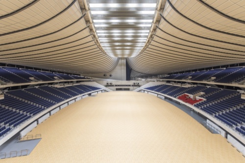 第一体育館のアリーナ。中央が伸び上がったような壮大な内部空間を持つ（写真：日本スポーツ振興センター）