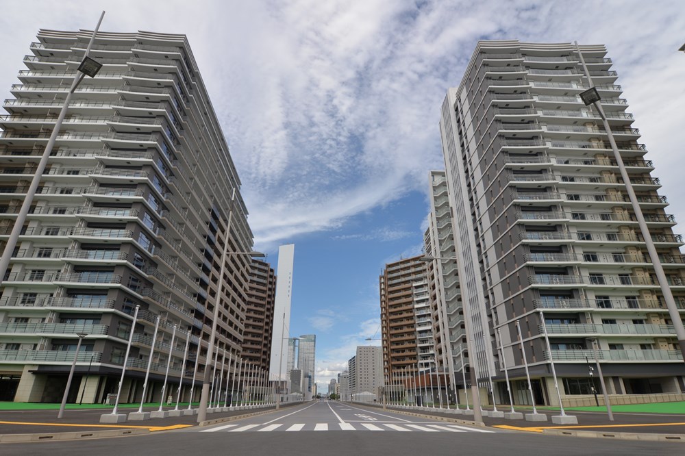 選手村居住ゾーンの中央を走る大通りを南西側から見通す（写真：日経アーキテクチュア）