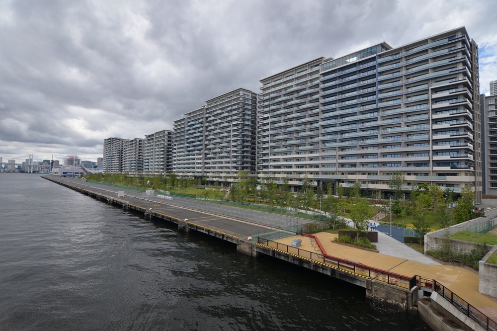 選手村を豊洲大橋から見る。海沿いには全長900mの晴海緑道公園を整備した（写真：日経アーキテクチュア）