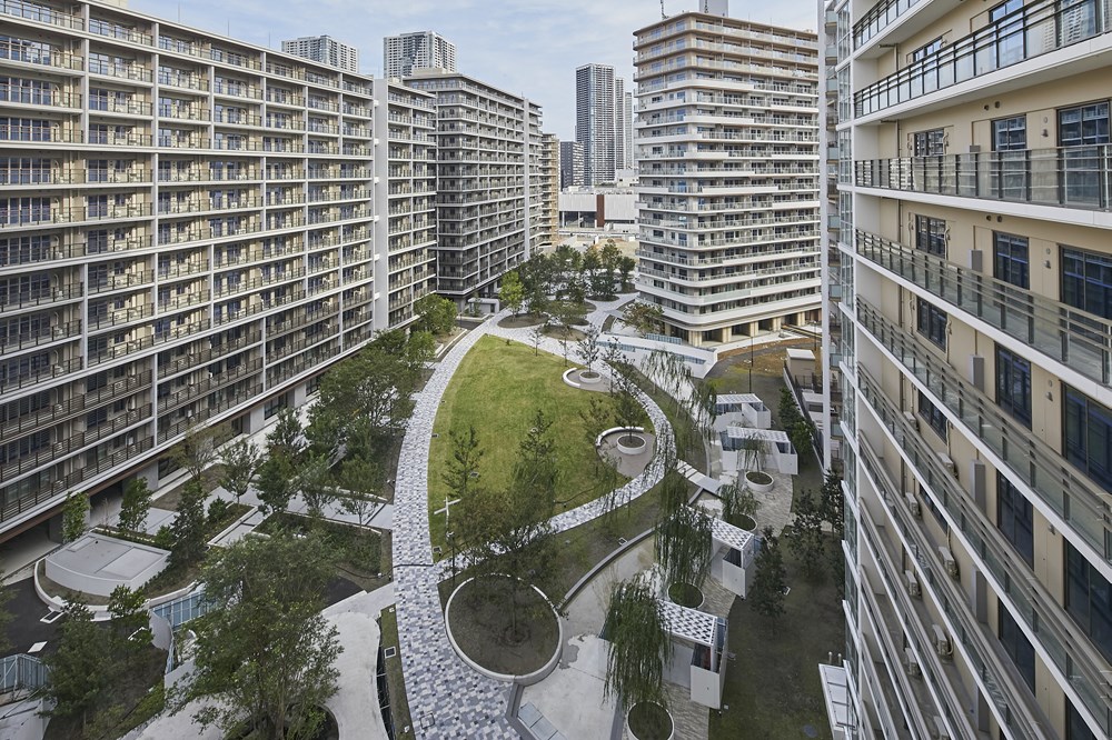 棟間に配置した公園を見下ろす（写真：Tokyo 2020）