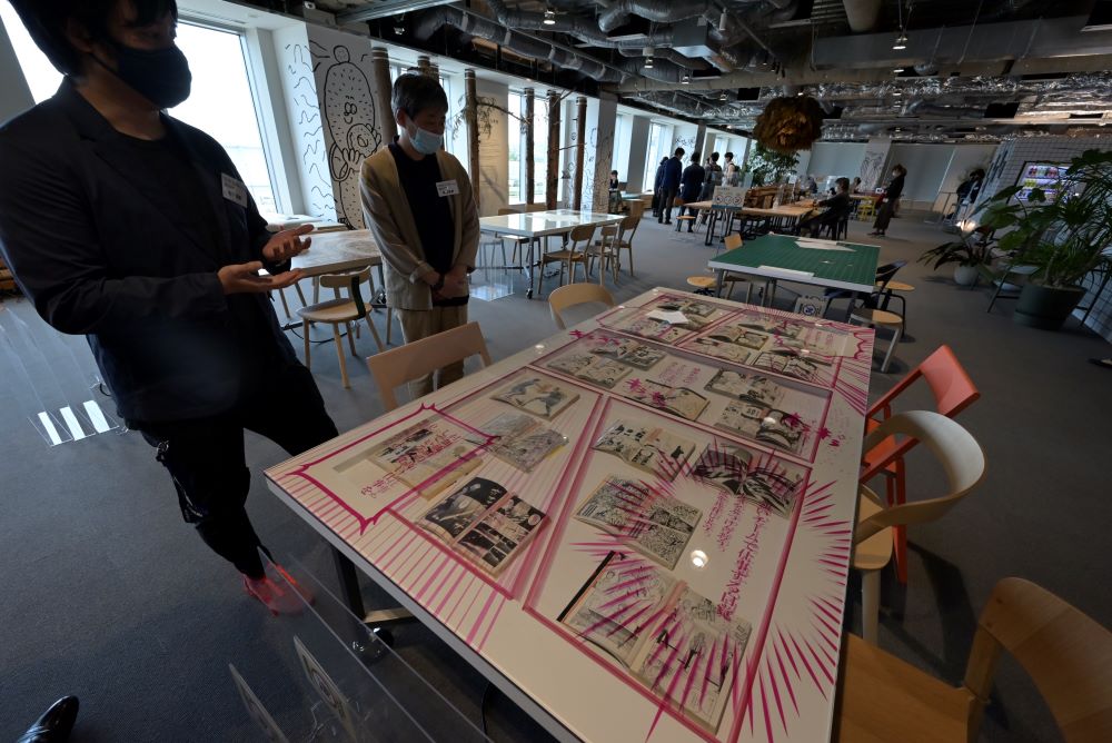 ぬいぐるみや漫画に囲まれて会議する、乃村工芸社の斬新なオフィス