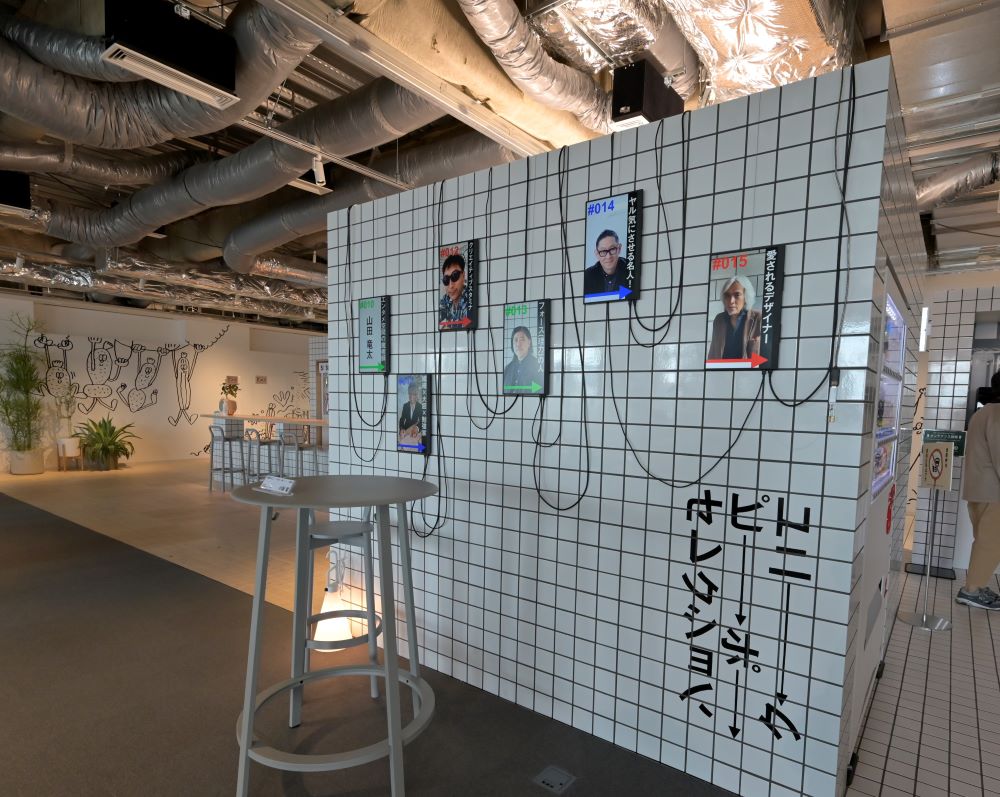 ぬいぐるみや漫画に囲まれて会議する、乃村工芸社の斬新なオフィス