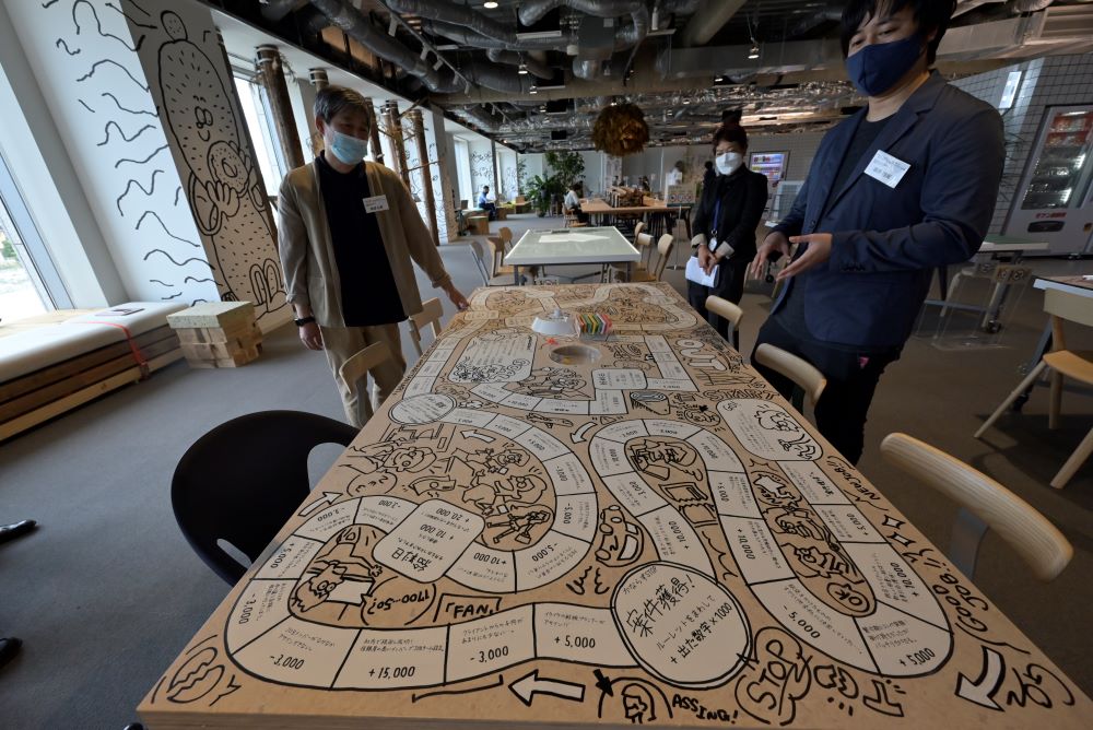 48 医道の日本社 人体ゴム印 出端昭男先生考案 計12点 ぬいぐるみや漫画に囲まれて会議する、乃村工芸社の斬新なオフィス