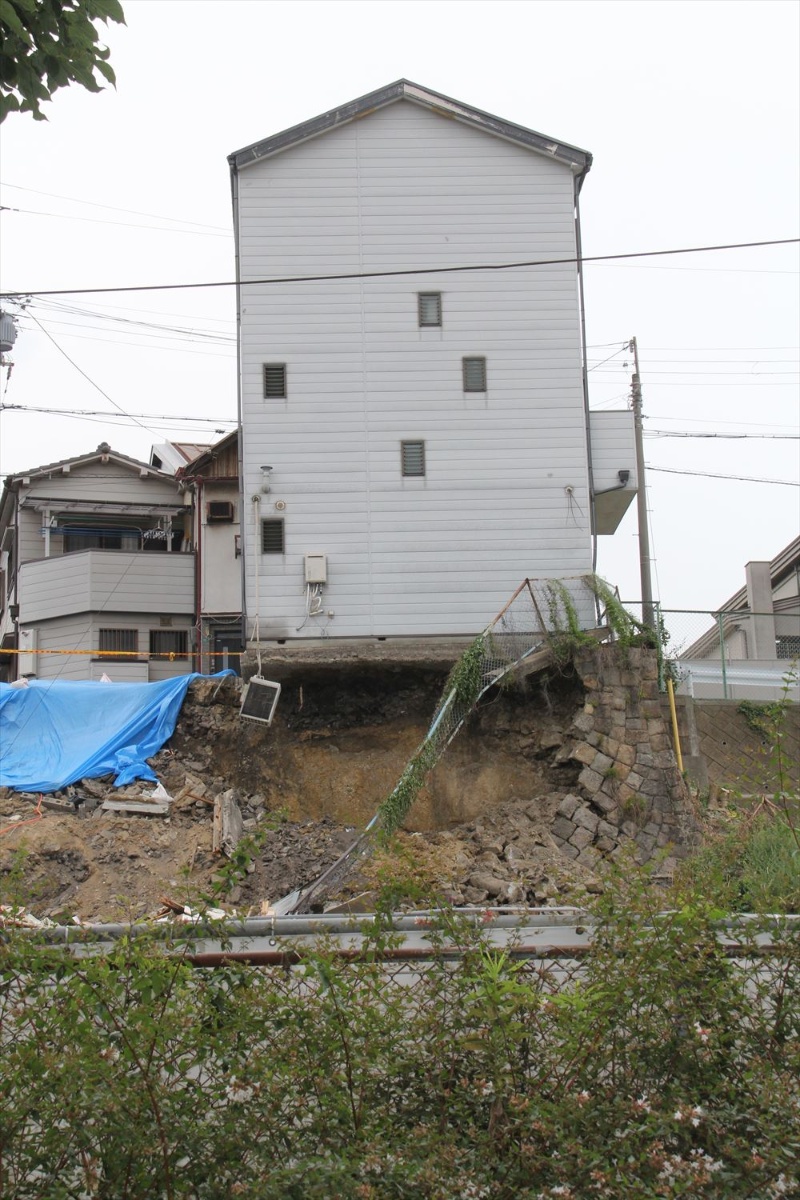 カメラが捉えた大阪 西成の住宅崩落 崩壊した擁壁の足元は未補強だった 日経クロステック Xtech カメラが捉えた大阪 西成の住宅崩落 崩壊した擁壁の足元は未補強だった 日経クロステック Xtech