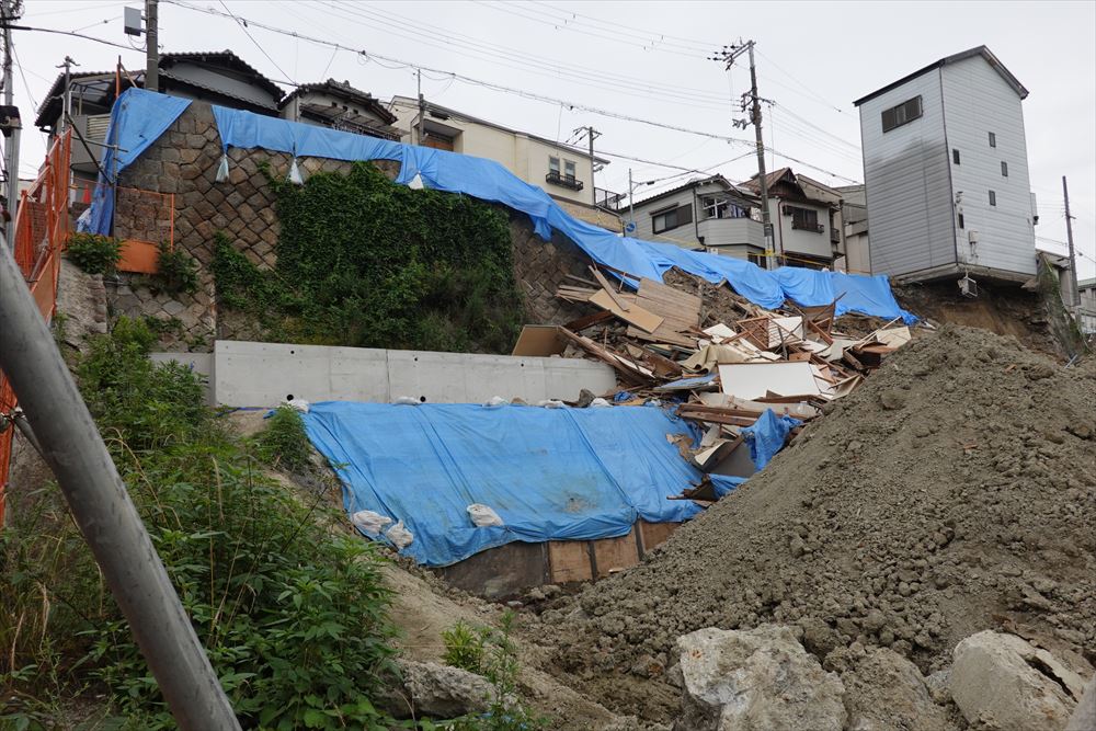 カメラが捉えた大阪・西成の住宅崩落、崩壊した擁壁の足元は未補強だっ 