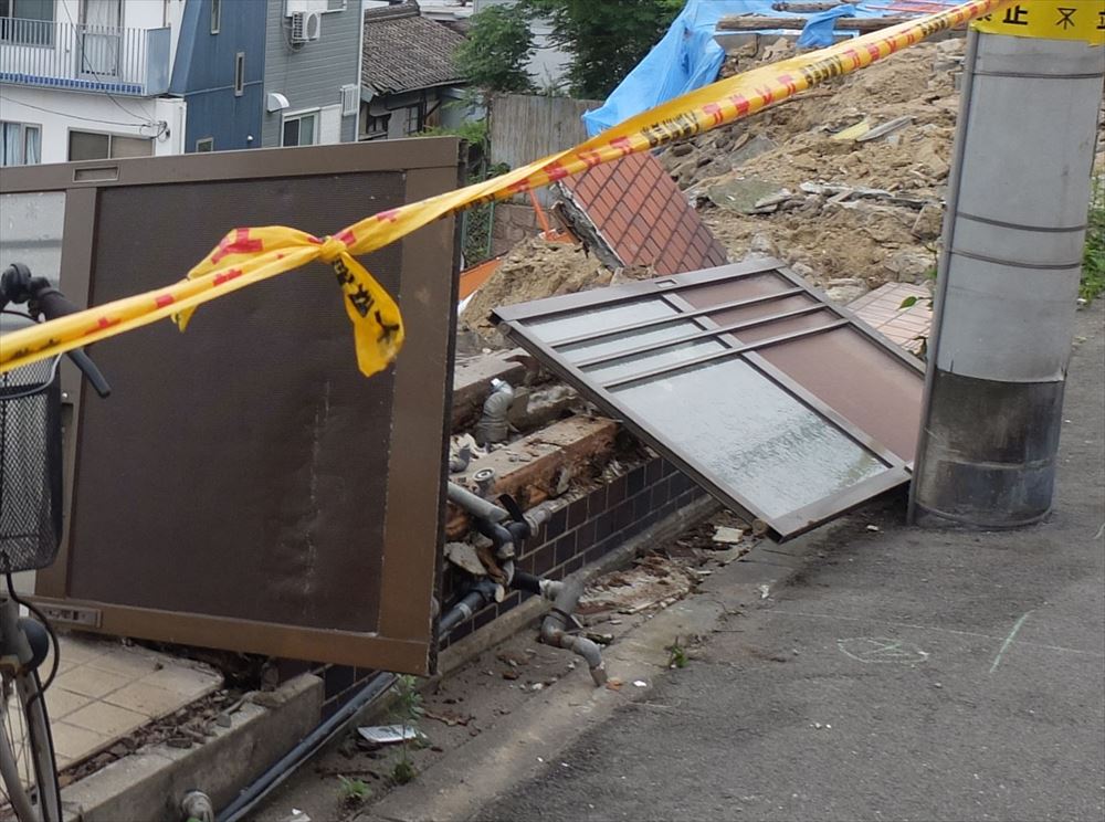 最初に崩落した住宅の水道管は破損していた。崩落前にも水漏れが確認されている。6月26日に撮影（写真：日経クロステック）