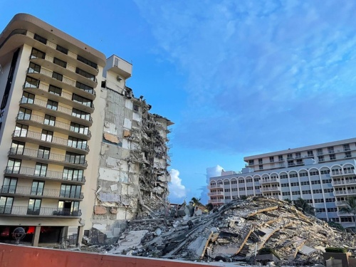 崩落したシャンプレイン・タワーズ・サウス。床スラブなどが折り重なっている。フロリダ州は地震が少なく、マイアミ・デイド郡はハリケーンの常襲地帯であることから、地震ではなく風荷重に耐えるよう設計していたとみられる（写真：Miami-Dade Fire Rescue）