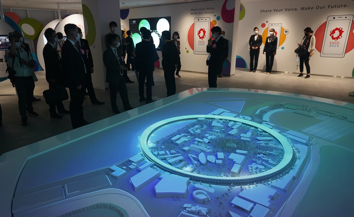 ドバイ万博がついに開幕、砂漠の会場で異彩を放つ膜ファサードの日本館