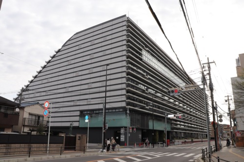 市川市第1庁舎の南側外観。日照による空調負荷を減らすために設けた水平ルーバーが特徴だ(写真:日経クロステック)