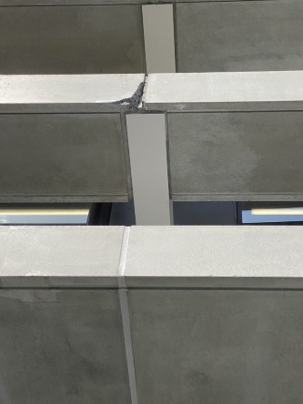 PCa版の損傷箇所。打診した際に異音がしたため、浮いたコンクリートを取り除いた。2021年4月6日撮影(写真:大久保たかし市川市議会議員)