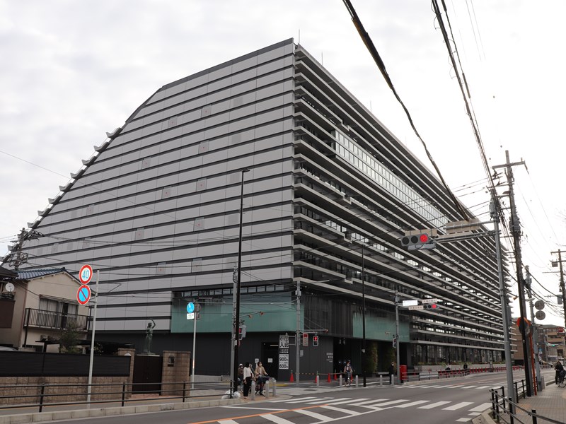 市川市庁舎のルーバー大量損傷、乾燥収縮などが原因か