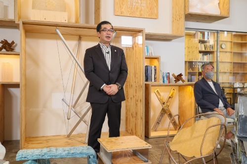 会見する積水ハウスの仲井嘉浩社長（左）（写真：東京大学大学院工学系研究科、積水ハウス）