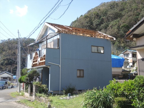 2019年の房総半島台風で、小屋組みに甚大な被害が生じた木造住宅。風上の軒天井が破損し、野地板と垂木が飛散した。軒だけに、ひねり金物が確認できた（写真：日経クロステック）