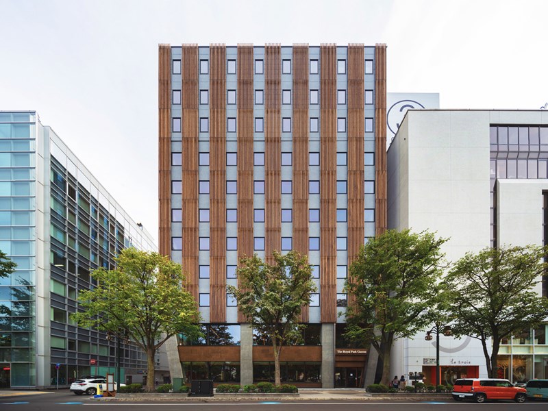 構造躯体に木材1000m3超を使用、国内初の高層ハイブリッド木造ホテルが開業