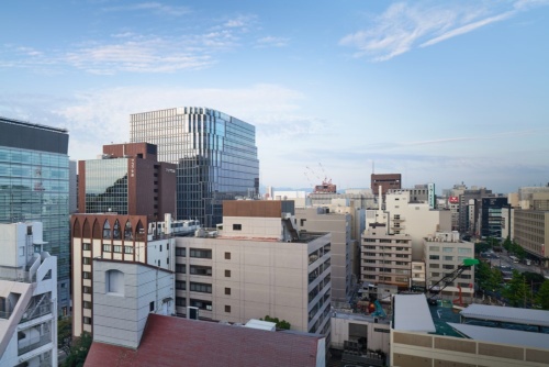 福岡市天神地区に立つ「天神ビジネスセンター」。北東側から見る。同地区で最大規模の建物だ（写真：Tomoyuki Kusunose）