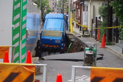 東京都武蔵野市吉祥寺本町2丁目で起こった道路の陥没事故。走行中だったごみ収集車1台が巻き込まれた。2021年11月2日正午ごろ撮影(写真:日経クロステック)