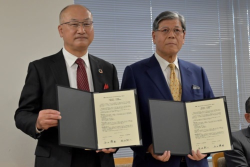 日本建築学会と土木学会は2021年11月11日に覚書を締結した。左は、日本建築学会の田辺新一会長、右は、土木学会の谷口博昭会長（写真：日経クロステック）