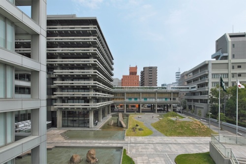 重要文化財に指定される見込みとなった香川県庁舎旧本館・東館を西側から見た様子。日本の伝統建築のような柱や梁、庇が印象的だ(写真:生田 将人)