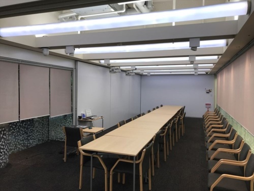 局所換気システムを導入した会議室。約80m<sup>2</sup>を5つのゾーンに区分している（写真：竹中工務店）