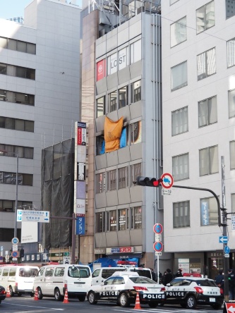 堂島北ビル。3方向を建物に囲まれていた。火災発生翌日の2021年12月18日に撮影(写真:日経クロステック)