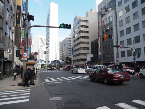 堂島北ビルはJR大阪駅から500mほどの場所に立つ。前面道路の交通量は多い（写真：日経クロステック）