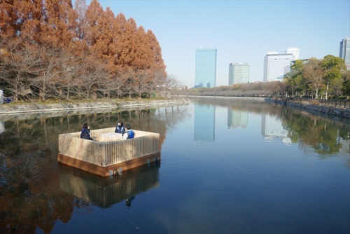 実証実験で大阪城の外堀を進む都市型自動運転船「海床ロボット」（写真：田口 由大）