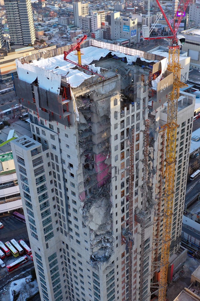 韓国光州市で建設中の高層マンションで、外壁や床スラブなどが崩落した（写真：Yonhap News Agency／共同通信イメージズ）