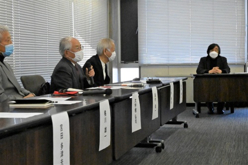 会見に臨む「東京海上ビルディングを愛し、その存続を願う会」のメンバー。写真左から2人目が奥村珪一会長（写真：日経クロステック）